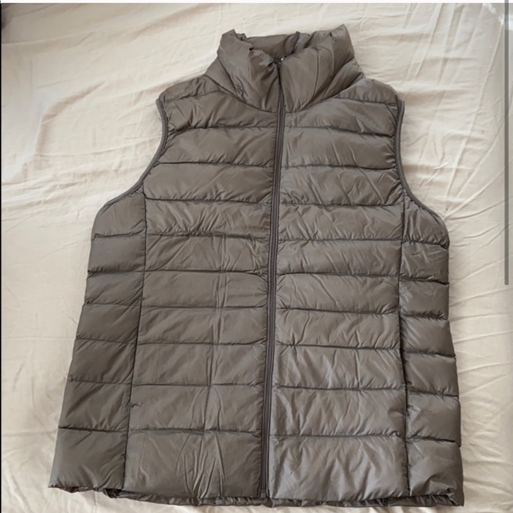 NWOT Uniqlo packable down vest